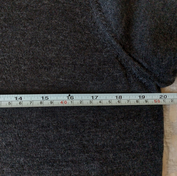 Banana Republic merino wool V- neck sweater size L. - Picture 7 of 9